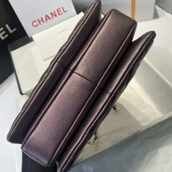 Chanel A92236 Kabelka s klopou a horním uchem, jehněčí kůže a zlatý kov, fialová