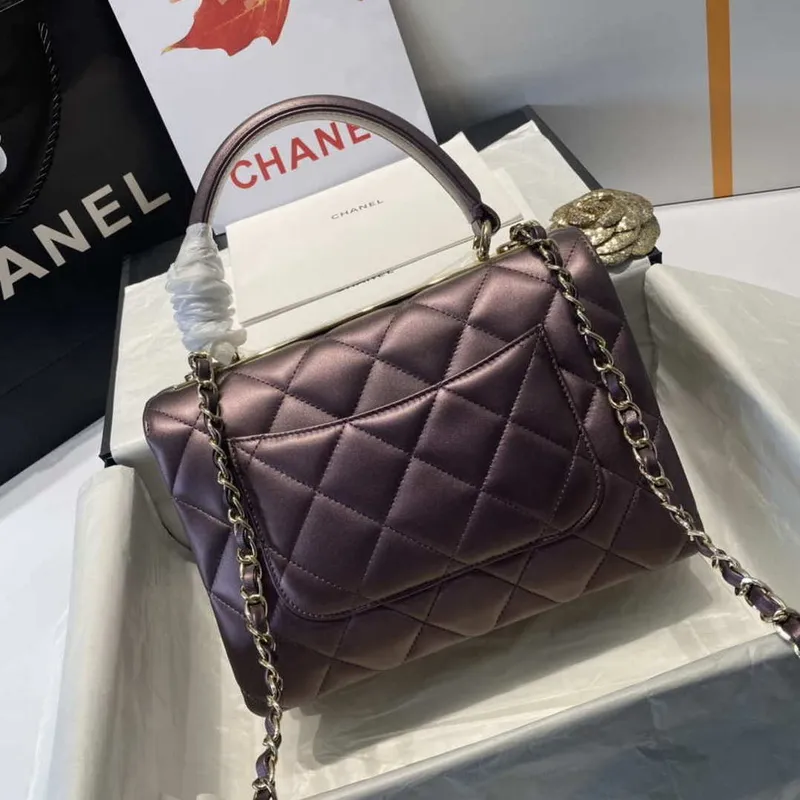 Chanel A92236 Kabelka s klopou a horním uchem, jehněčí kůže a zlatý kov, fialová
