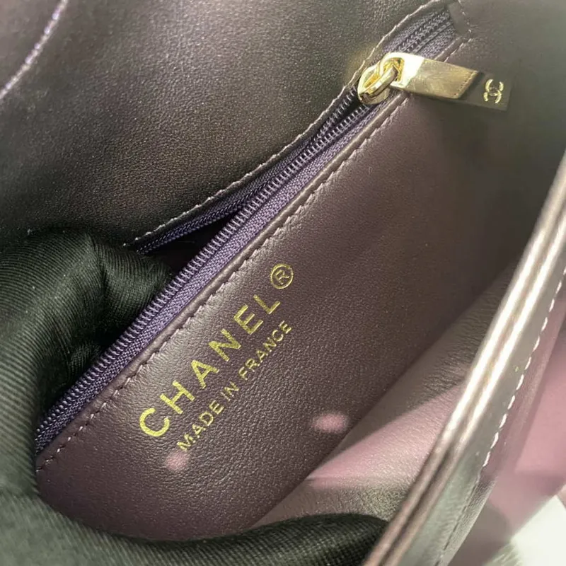 Chanel A92236 Kabelka s klopou a horním uchem, jehněčí kůže a zlatý kov, fialová