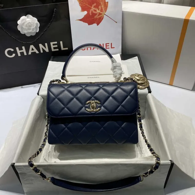 Chanel A92236 Kabelka s klopou a horním uchem, jehněčí kůže a zlatý kov, tmavě modrá
