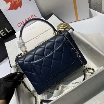 Chanel A92236 Kabelka s klopou a horním uchem, jehněčí kůže a zlatý kov, tmavě modrá