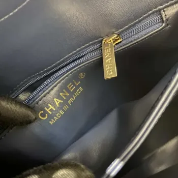 Chanel A92236 Kabelka s klopou a horním uchem, jehněčí kůže a zlatý kov, tmavě modrá