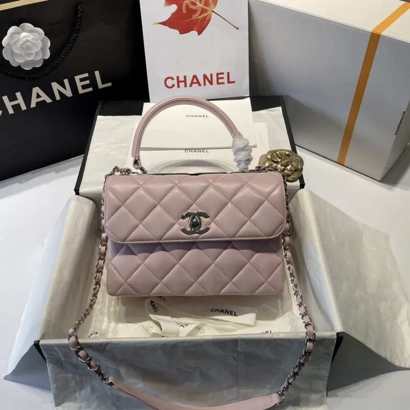 Chanel A92236 Kabelka s klopou a horním uchem, jehněčí kůže a zlatý kov, růžová