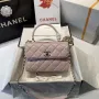 Chanel A92236 Kabelka s klopou a horním uchem, jehněčí kůže a zlatý kov, růžová