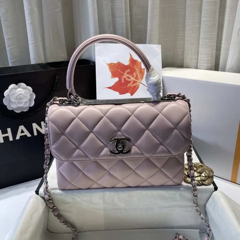 Chanel A92236 Kabelka s klopou a horním uchem, jehněčí kůže a zlatý kov, růžová