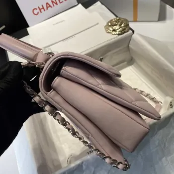 Chanel A92236 Kabelka s klopou a horním uchem, jehněčí kůže a zlatý kov, růžová