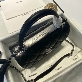 Chanel A92236 Kabelka s klopou a horním uchem, jehněčí kůže a stříbrný kov, černá