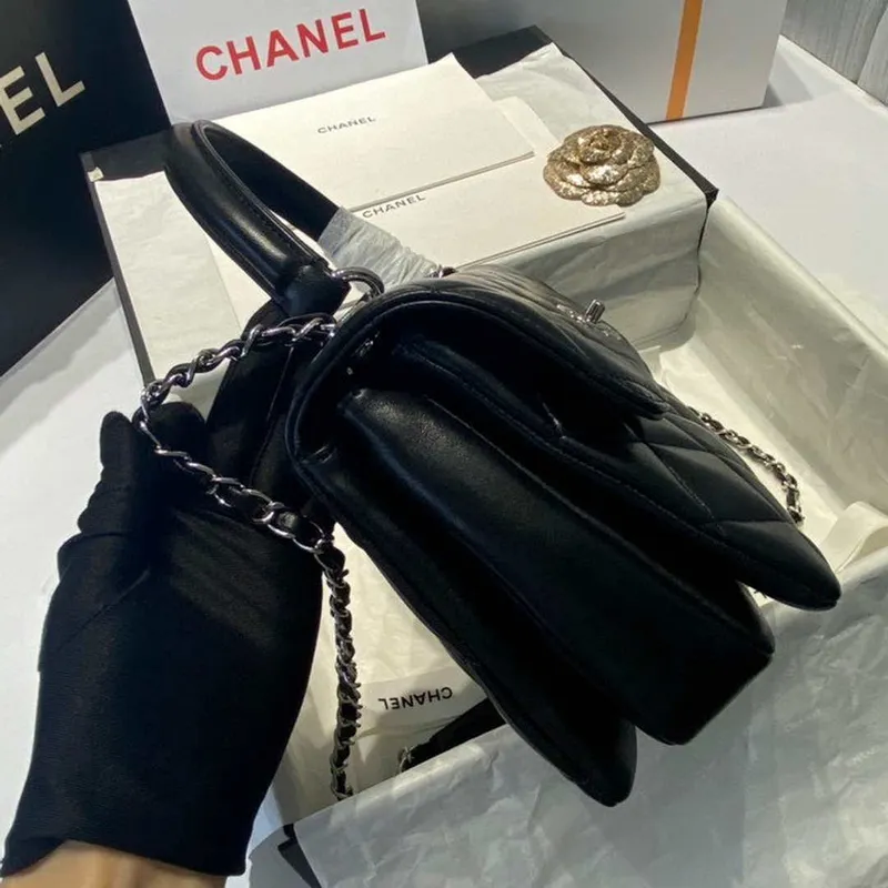 Chanel A92236 Kabelka s klopou a horním uchem, jehněčí kůže a stříbrný kov, černá