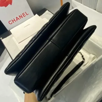 Chanel A92236 Kabelka s klopou a horním uchem, jehněčí kůže a stříbrný kov, černá