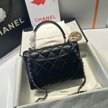 Chanel A92236 Kabelka s klopou a horním uchem, jehněčí kůže a stříbrný kov, černá