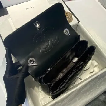 Chanel A92236 Kabelka s klopou a horním uchem, jehněčí kůže a stříbrný kov, černá