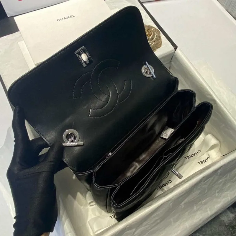 Chanel A92236 Kabelka s klopou a horním uchem, jehněčí kůže a stříbrný kov, černá