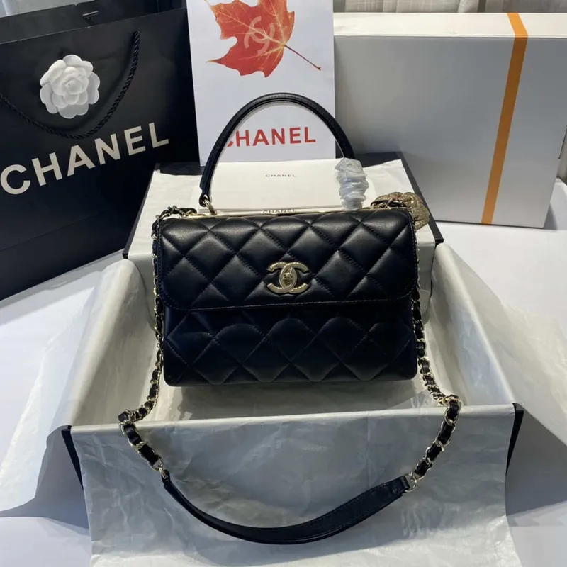Chanel A92236 Kabelka s klopou a horním uchem, jehněčí kůže a zlatý kov, černá