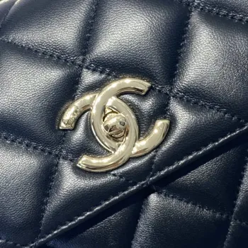 Chanel A92236 Kabelka s klopou a horním uchem, jehněčí kůže a zlatý kov, černá