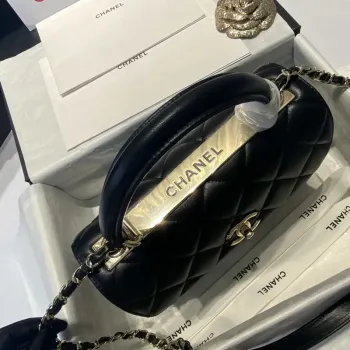 Chanel A92236 Kabelka s klopou a horním uchem, jehněčí kůže a zlatý kov, černá