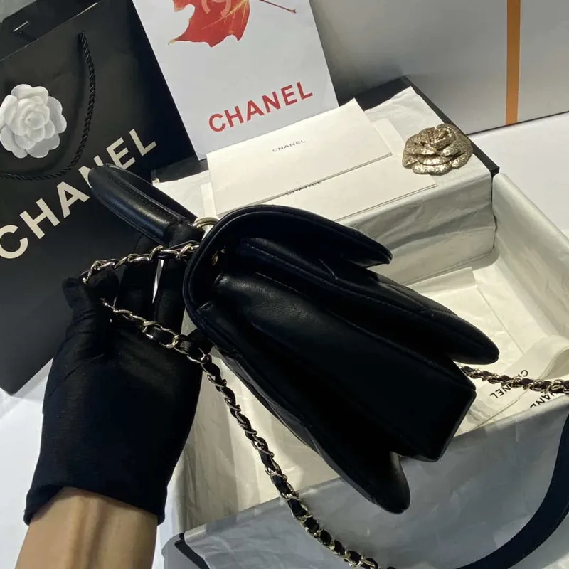 Chanel A92236 Kabelka s klopou a horním uchem, jehněčí kůže a zlatý kov, černá