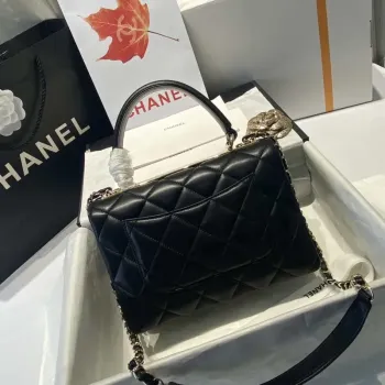 Chanel A92236 Kabelka s klopou a horním uchem, jehněčí kůže a zlatý kov, černá