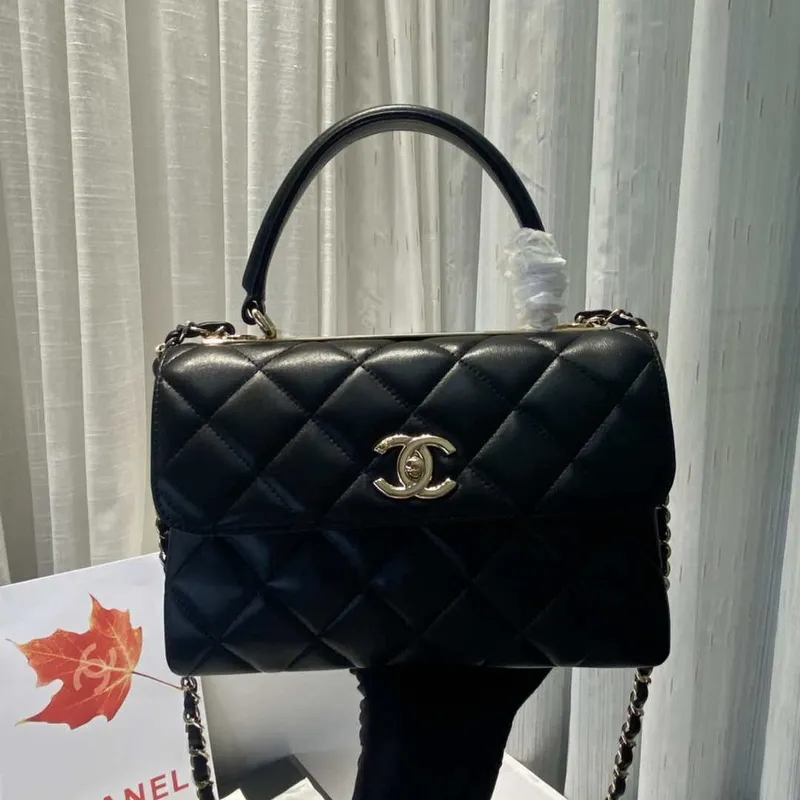 Chanel A92236 Kabelka s klopou a horním uchem, jehněčí kůže a zlatý kov, černá