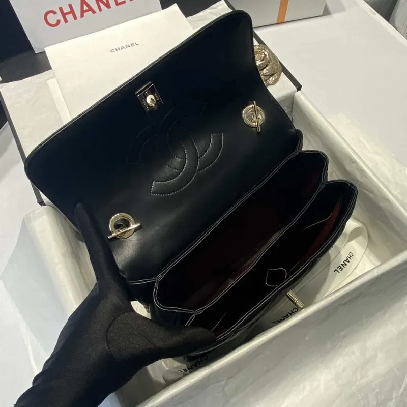 Chanel A92236 Kabelka s klopou a horním uchem, jehněčí kůže a zlatý kov, černá