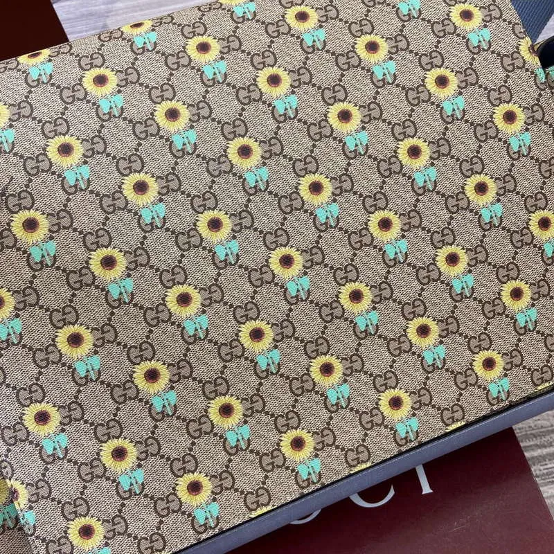 Gucci 811491 Velká přebalovací taška Světle modrá