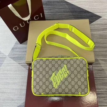 Gucci 839380 Střední křížová taška s potiskem Kyselá zelená