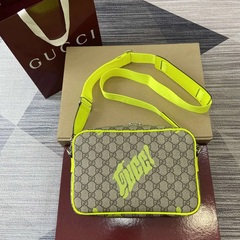 Gucci 839380 Střední křížová taška s potiskem Kyselá zelená