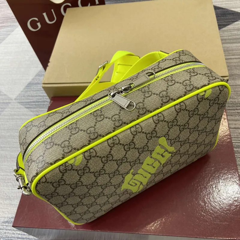 Gucci 839380 Střední křížová taška s potiskem Kyselá zelená