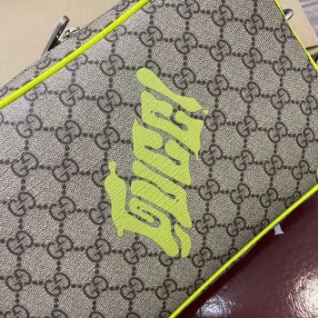 Gucci 839380 Střední křížová taška s potiskem Kyselá zelená