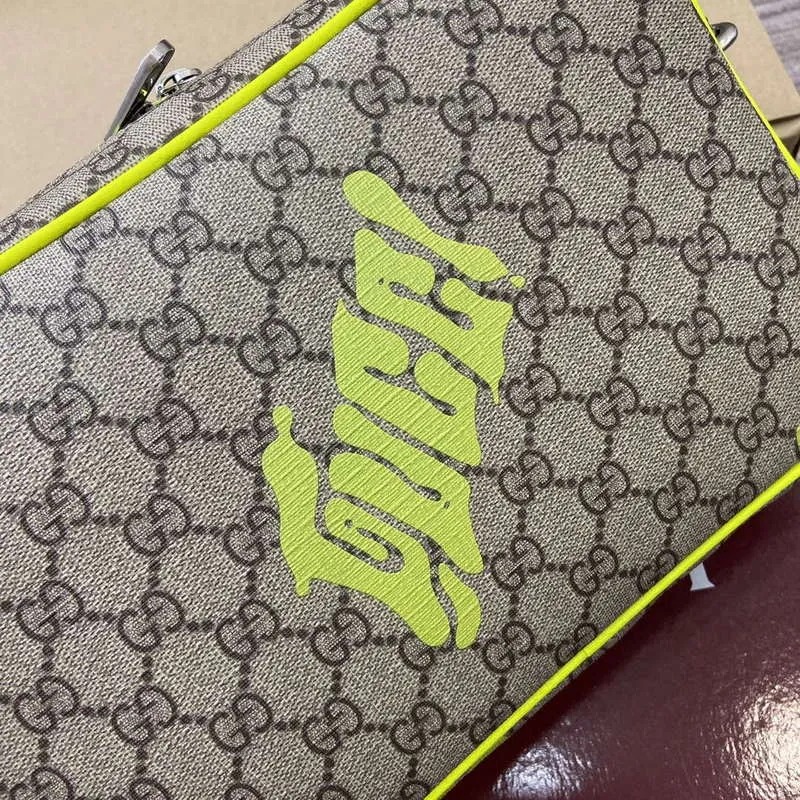 Gucci 839380 Střední křížová taška s potiskem Kyselá zelená