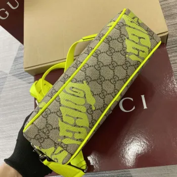 Gucci 839380 Střední křížová taška s potiskem Kyselá zelená