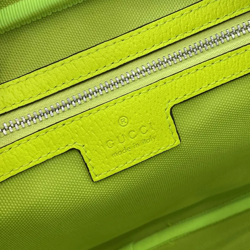 Gucci 839380 Střední křížová taška s potiskem Kyselá zelená