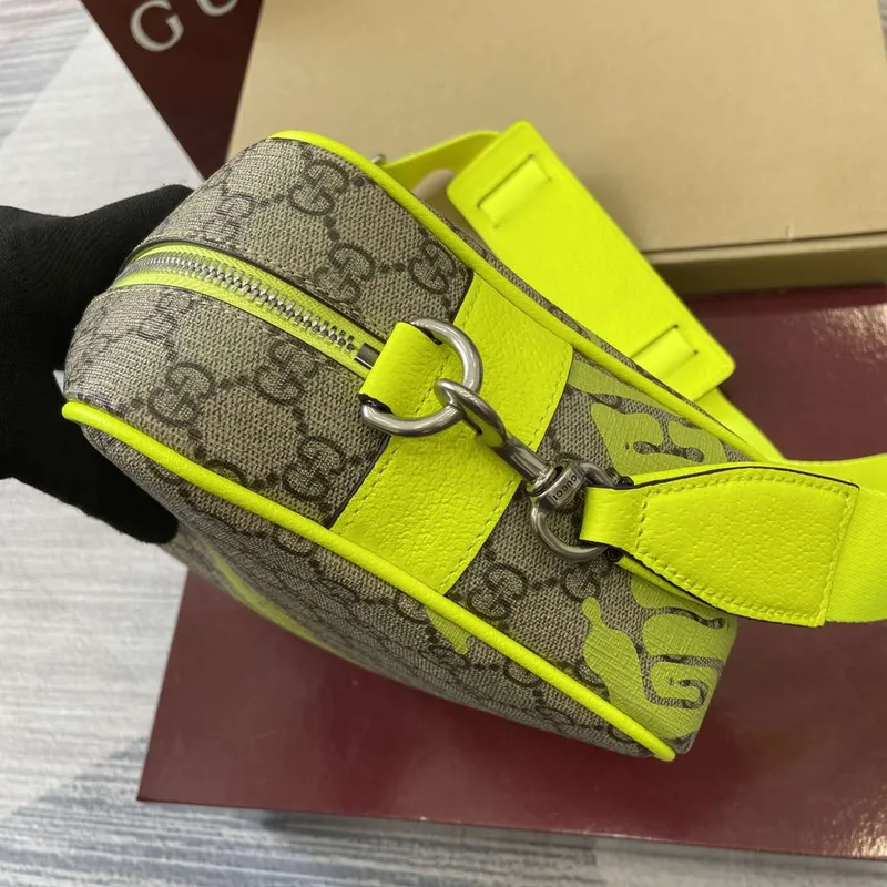 Gucci 839380 Střední křížová taška s potiskem Kyselá zelená