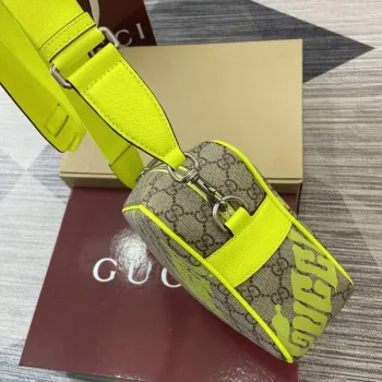 Gucci 839380 Střední křížová taška s potiskem Kyselá zelená
