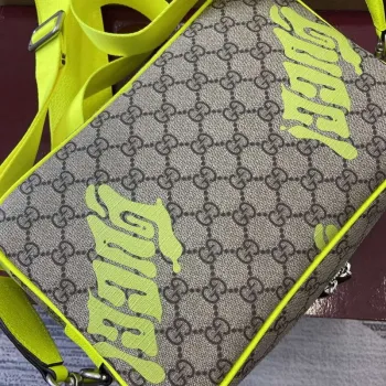 Gucci 839380 Střední křížová taška s potiskem Kyselá zelená