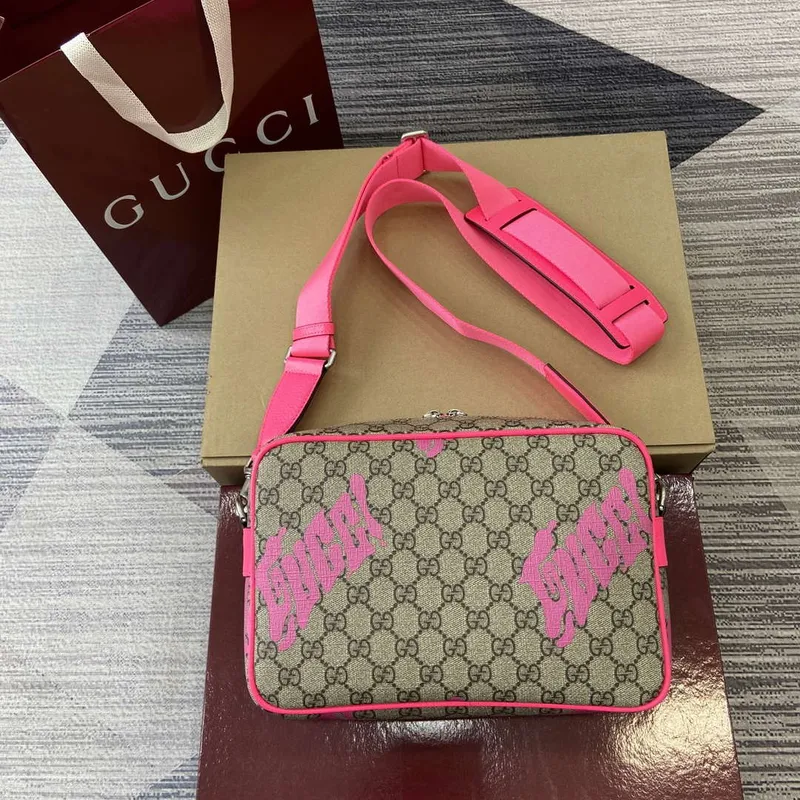 Gucci 839380 Střední křížová taška s potiskem Jasně růžová