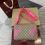 Gucci 839380 Střední křížová taška s potiskem Jasně růžová
