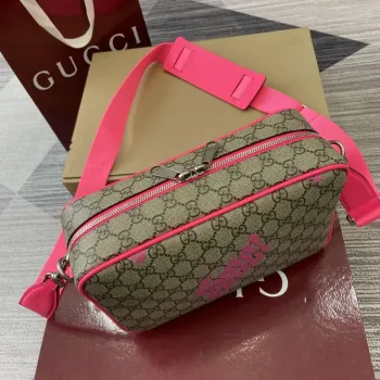 Gucci 839380 Střední křížová taška s potiskem Jasně růžová