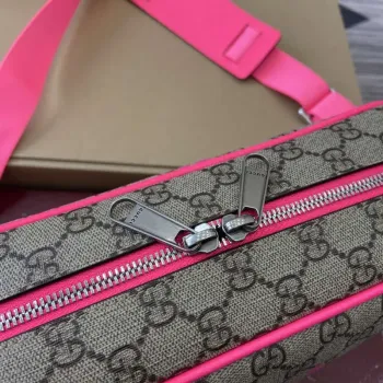 Gucci 839380 Střední křížová taška s potiskem Jasně růžová