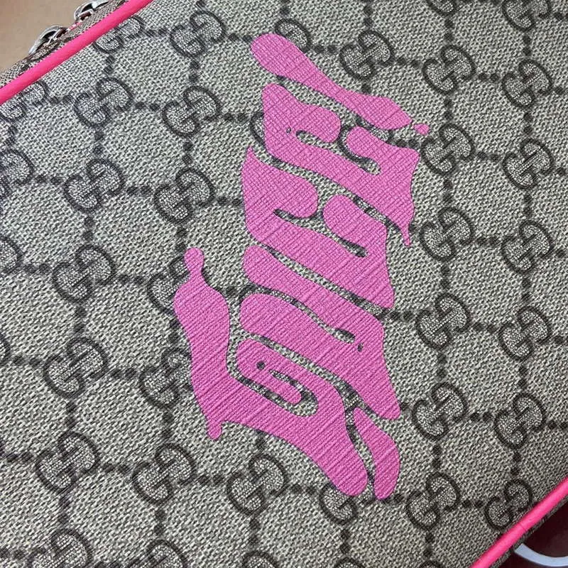 Gucci 839380 Střední křížová taška s potiskem Jasně růžová