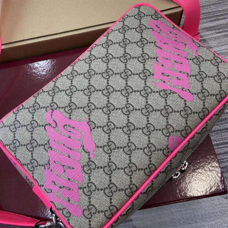 Gucci 839380 Střední křížová taška s potiskem Jasně růžová