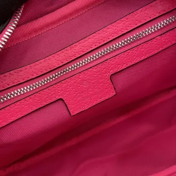 Gucci 839380 Střední křížová taška s potiskem Jasně růžová