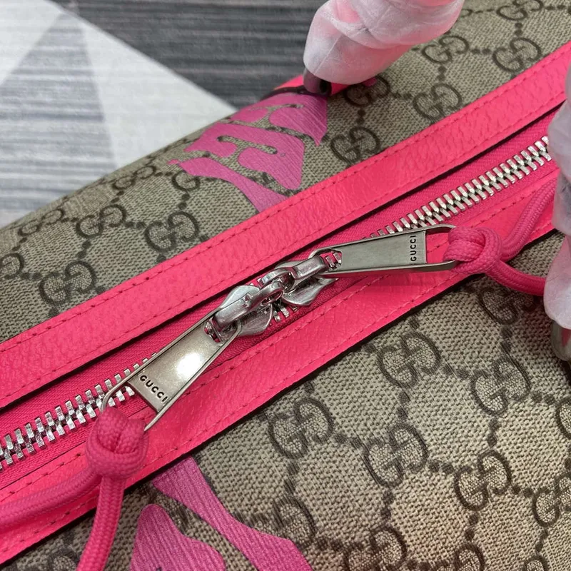 Gucci 834962 Střední taška přes rameno s potiskem Jasně růžová