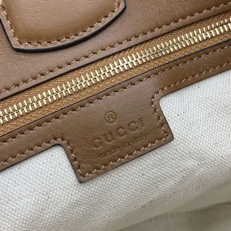 Gucci 833660 Gucci 73 Střední kabela na rameno Hnědá semiš