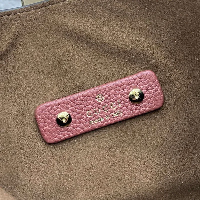 Gucci 837467 Gucci Softbit Medium Top Handle Bag Ancora červená