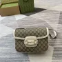 Gucci 815178 Gucci Horsebit 1955 Soft Medium Shoulder Bag s bílými koženými detaily