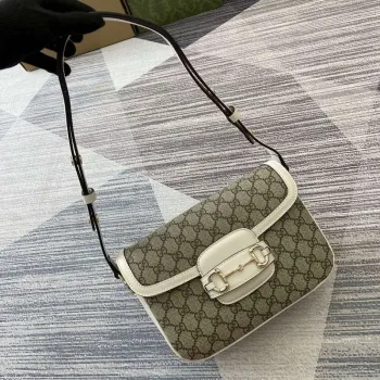 Gucci 815178 Gucci Horsebit 1955 Soft Medium Shoulder Bag s bílými koženými detaily