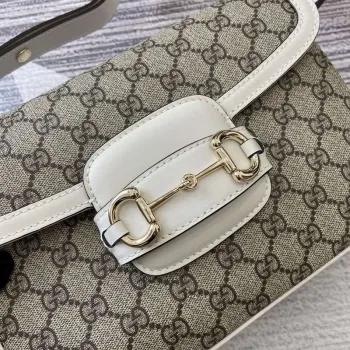 Gucci 815178 Gucci Horsebit 1955 Soft Medium Shoulder Bag s bílými koženými detaily