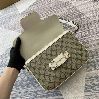Gucci 815178 Gucci Horsebit 1955 Soft Medium Shoulder Bag s bílými koženými detaily