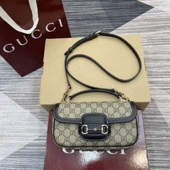 Gucci 815206 Gucci Horsebit 1955 Soft Small Top Handle Bag s černými koženými detaily