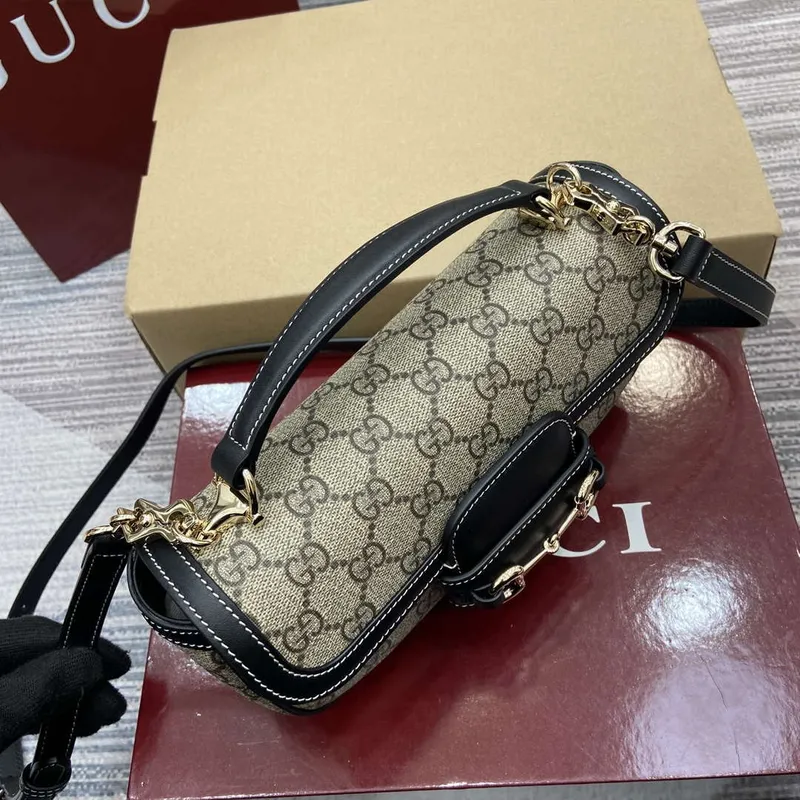 Gucci 815206 Gucci Horsebit 1955 Soft Small Top Handle Bag s černými koženými detaily